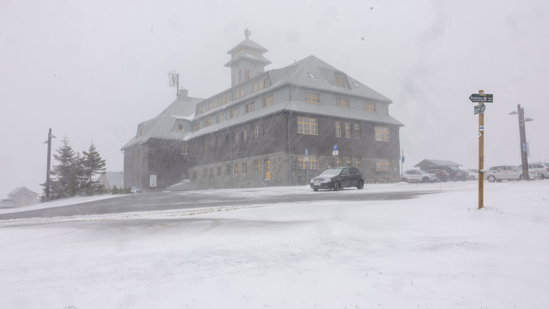 Auf dem Fichtelberg gab es in der Nacht zu Freitag mehrere Zentimeter Neuschnee.