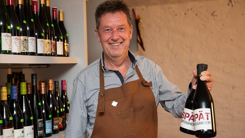 Eine Flasche Spätburgunder aus dem Ahrtal gefällig? Weinhändler Axel Krüger aus Görlitz hilft mit dem Verkauf dem von der Flut betroffenen Weingut "Die Jungwinzer - The Next Generation".