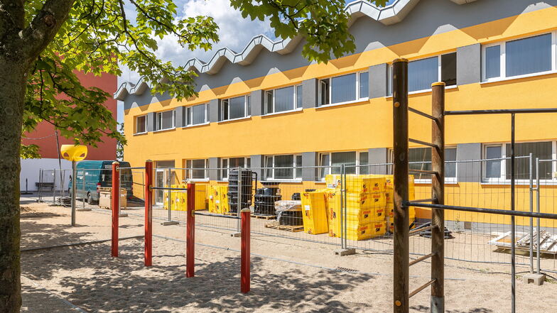 Die einstige Turnhalle an der Grund- und Oberschule von Bannewitz verändert ihr Gesicht. Bis Februar entstehen dort vier Klassenzimmer und eine Mensa.