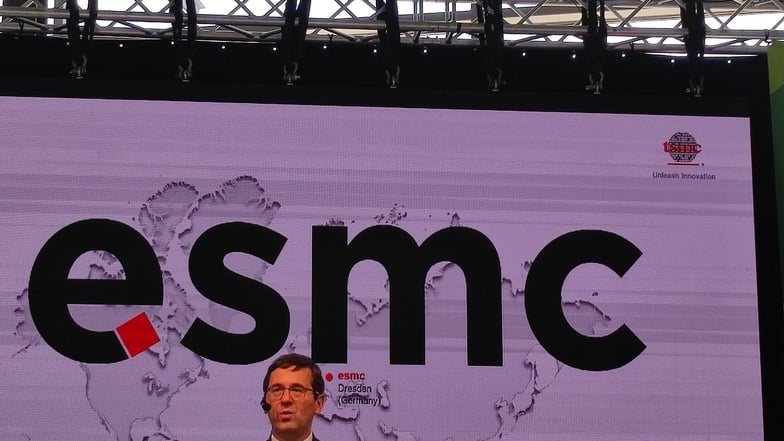ESMC-Chef Christian Koitzsch präsentiert erstmals das neue Firmen-Logo auf dem 18. Silicon Saxony Day in Dresden.
