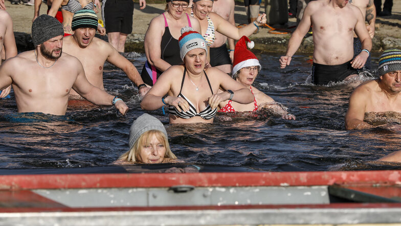 Rund 40 Teilnehmer wagten sich beim Eisbaden im Waldstrandbad Großschönau ins Wasser.