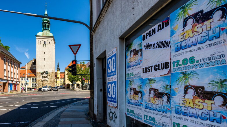 Vollgeklebte Fassaden leer stehender Gebäude wie hier an der Kreuzung von Äußerer Lauenstraße und Lauengraben sorgen in Bautzen immer wieder für Ärger.