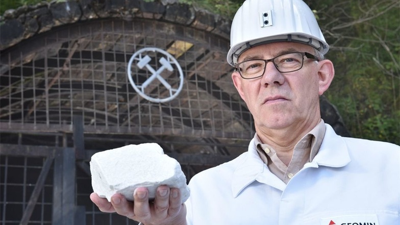 Geomin-Chef Achim Stöck vor der Grubeneinfahrt im Hermsdorfer Werk. Für Stöck liegt die Zukunft des Unternehmens in Hammerunterwiesenthal.