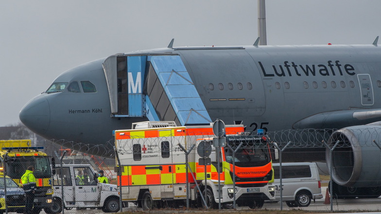 München: Ein Corona-Hilfsflug der Luftwaffe steht im Cargo-Bereich des Flughafen München