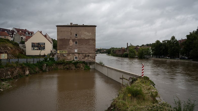 Das leerstehende Grundstück neben der Altstadtbrücke steht während des Neiße-Hochwassers ebenfalls unter Wasser.