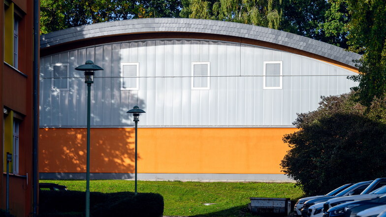 Von außen ist nicht zu erkennen, dass die Sporthalle an der Oberschule in Cunewalde im Inneren völlig zerstört ist.