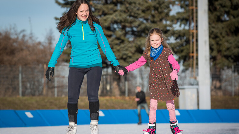 In den Winterferien können es Familie der sechsjährigen Esther und ihrer Mutter Edit gleichtun: Zusätzlich zu den täglichen Eislaufzeiten öffnet der Energie-Verbund Arena in der Ferien die Eisflächen.