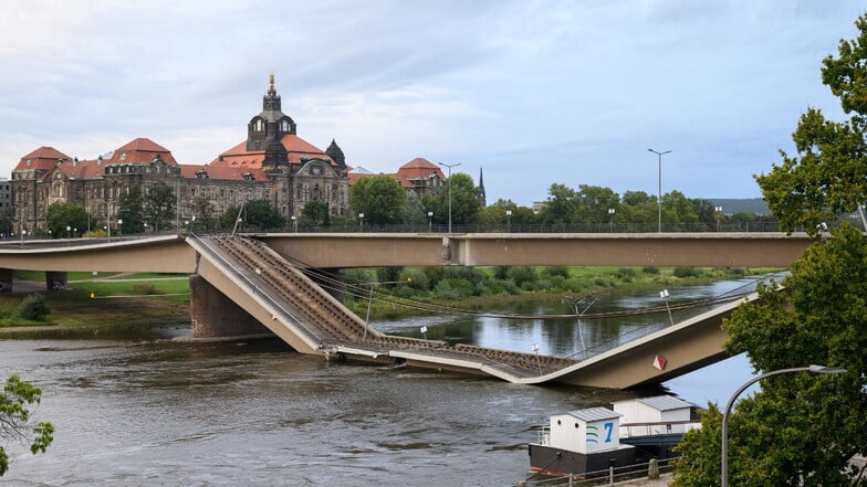 Blick auf die teilweise eingestürzte Carolabrücke über der Elbe vor der Staatskanzlei.