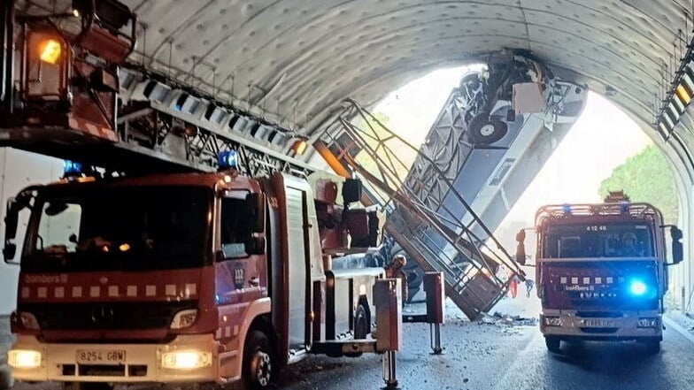 Bus steht nach Unfall fast senkrecht im Tunnel: 31 Verletzte