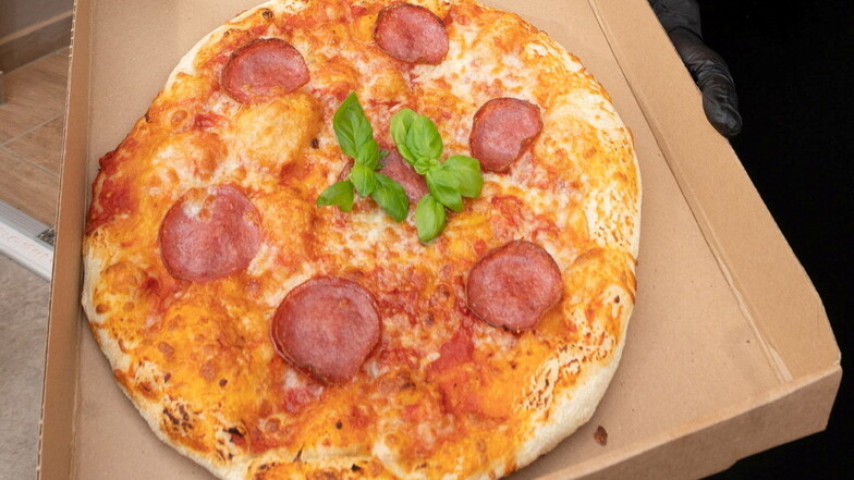 Symbolfoto: Eine Salami-Pizza in ihrer Box. Womit das Diebesgut belegt war, darüber gibt es keine Auskunft.