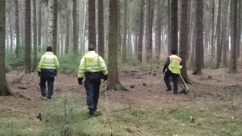 Insgesamt 43 junge Beamte der Bereitschaftspolizei Sachsen durchkämmen bereits seit zwei Tagen den Nonnenwald bei Höckendorf. Kontinuierlich und akribisch suchen sie den Wald nach möglichen persönlichen Gegenständen oder Bekleidungsstücken ab.