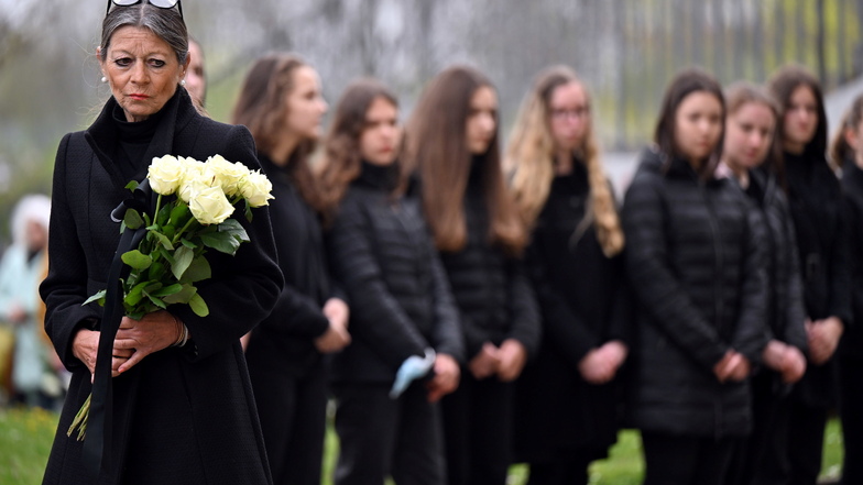 Christiane Alt, Schulleiterin, hält weiße Rosen in den Händen