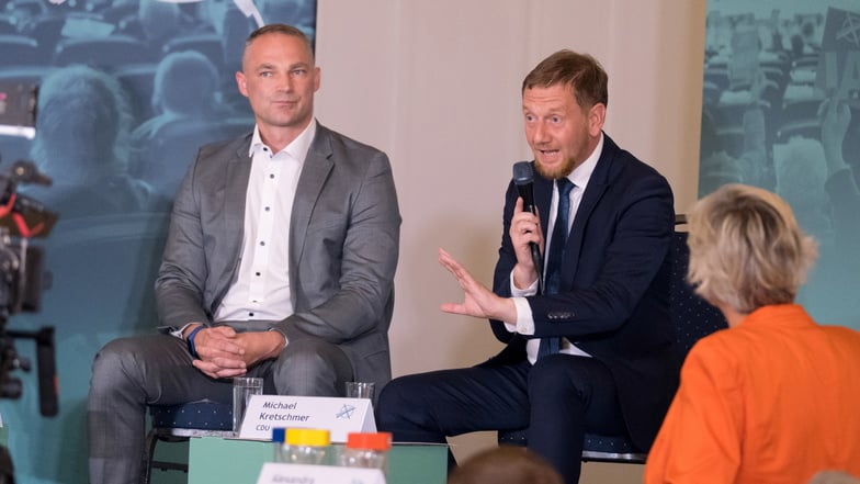 Michael Kretschmer (CDU, re.) beim Wahlforum in Görlitz. Auch der Bautzener CSD war Thema.