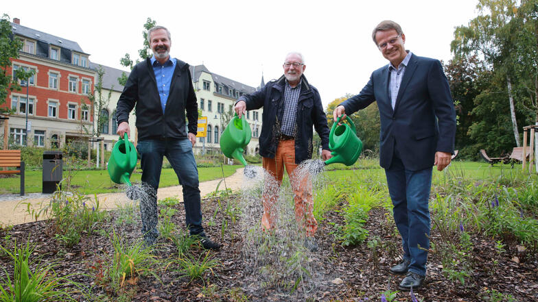 Im vergangenen Jahr wurde der Park an der August-Bebel-Straße durch den stellvertretenden Bürgermeister Detlev Dauphin (Freie Wähler, M.) und weitere Beteiligte eingeweiht.