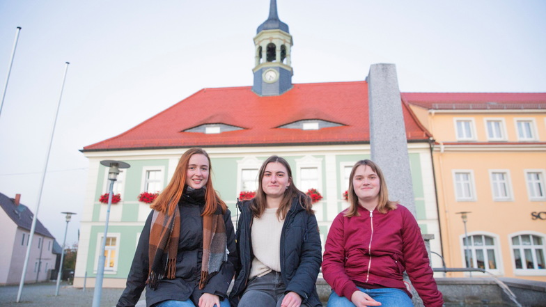 Katharina Ullrich, Nina Kreßin und Janine Diebel (von links) von der Jugendvertretung Elstra gehören zu den Gewinnern des Jugendengagementpreises im Kreis Bautzen 2022.