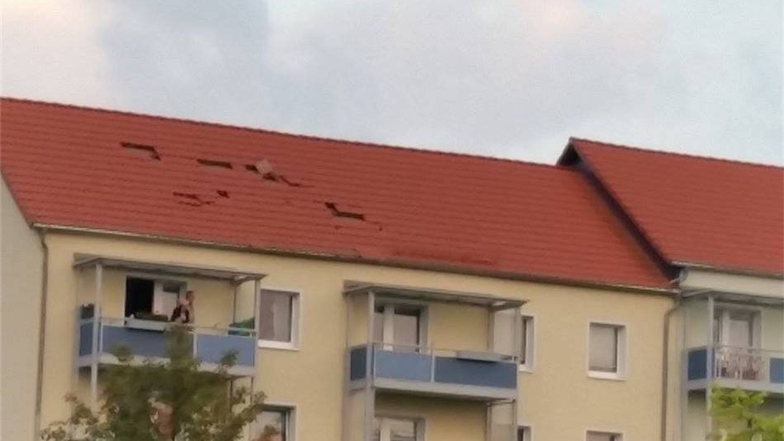 Auf der Camillo-Gocht Straße wurden Teile des Daches eines Mehrfamilienhauses abgedeckt.