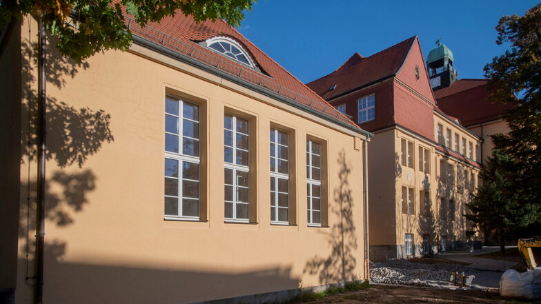 Die frisch sanierte kleine Sporthalle auf dem Gelände des Lessing-Gymnasiums in Kamenz kann immer noch nicht genutzt werden. Deshalb findet der Sportunterricht für die Fünft- und Sechstklässler bisher im Freien statt.