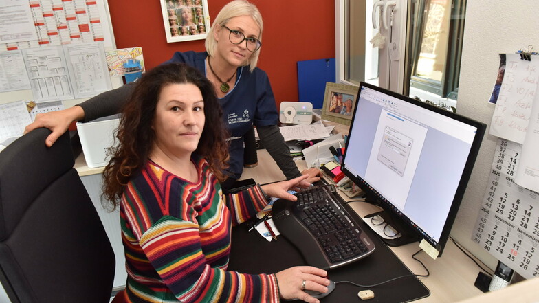 Die beiden Junior-Chefinnen Dana Seng (hinten) und Isabell Kästner ärgern sich über das langsame Internet in Schmiedeberg.
