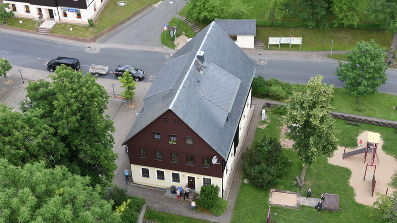Ein Blick vom Kirchturm auf das Gemeindeamt in Hermsdorf im Erzgebirge. Hier wird im Mai ein neuer Bürgermeister gewählt.