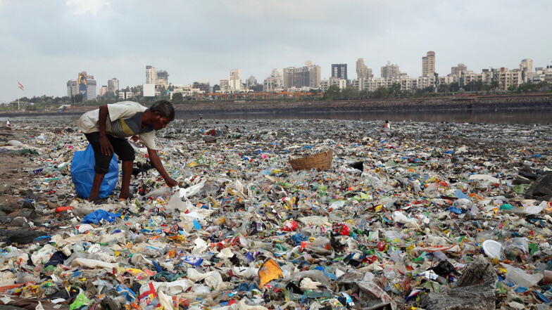 Ein Müllsammler am Arabischen Meer sucht aus dem angespülten oder illegal gelagerten Unrat, was noch zu verwerten ist. Da ist meist jedoch kaum etwas dabei.