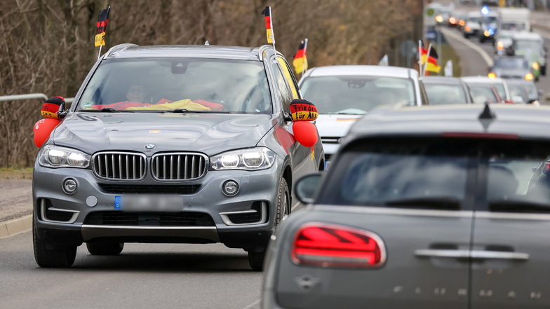 An diesem Samstag wurde Leipzig zum Ziel des Auto-Protests der Corona-Leugner. Mehrere Zubringer-Korsos aus unterschiedlichen Teilen des Freistaats haben sich in der Messe getroffen. Doch es kamen deutlich weniger Teilnehmer als erwartet.