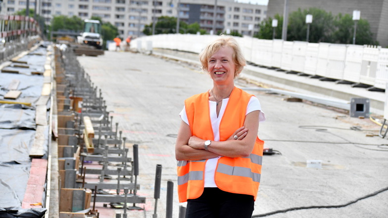 Simone Prüfer, die Leiterin des Straßen- und Tiefbauamtes, ist zufrieden, dass die Arbeiten am mittleren Brückenzug zügig vorwärtsgehen.