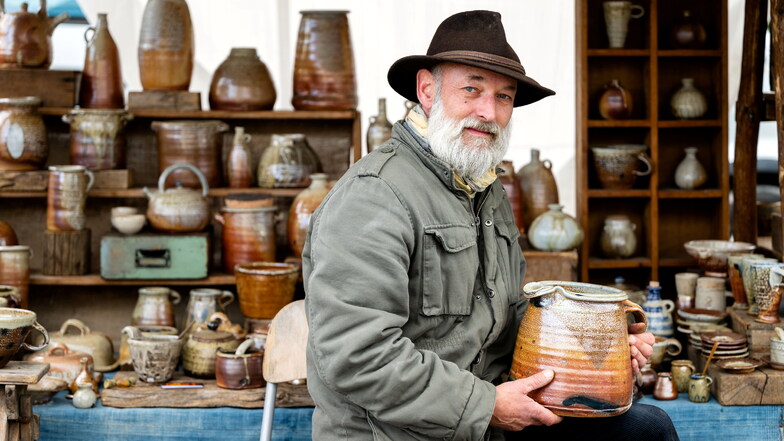 Ralf Blechschmidt von der Töpferei Blechschmidt aus Groitzsch bei Leipzig ist Stammaussteller auf dem Neukircher Töpfermarkt. Er bietet Keramik, die im Holzbrandofen die einzigartige Zeichnung erhält.