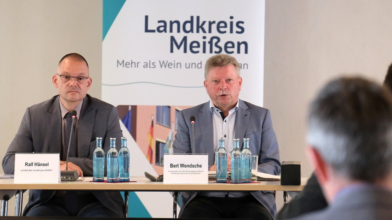 Ernste Mienen ob der Finanzsituation auf kommunaler Ebene bei Landrat Ralf Hänsel (l.) und Bert Wendsche, hier in seiner Funktion als Kreischef des Gemeinde- und Städtetages.