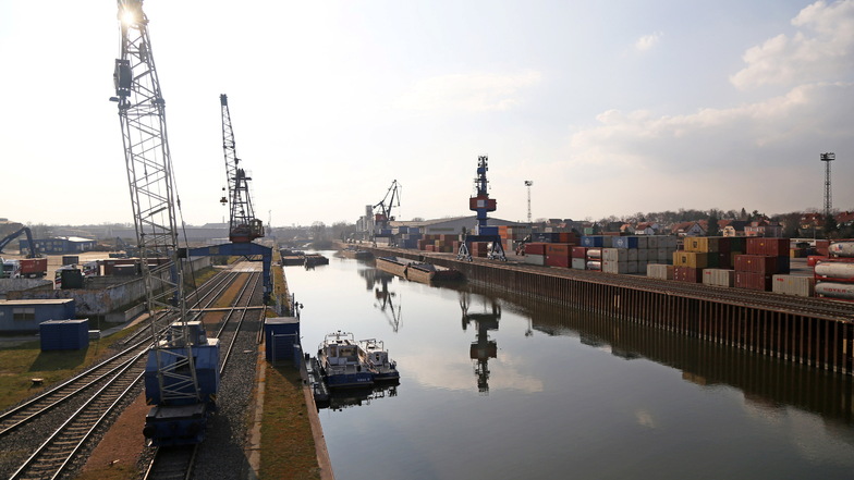 Friedlich sieht es aus auf diesem Bild vom Riesaer Hafenbecken. Derzeit hat der Betreiber allerdings enorm viel zu tun - die Auftragslage ist kaum zu bewältigen.