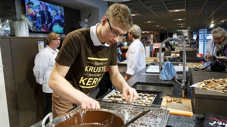 Nebenan beschäftigt sich Clemens Funke, Lehrling bei der Bäckerei Melzer aus Königshain beim Schaubacken mit Spritzgebäck.