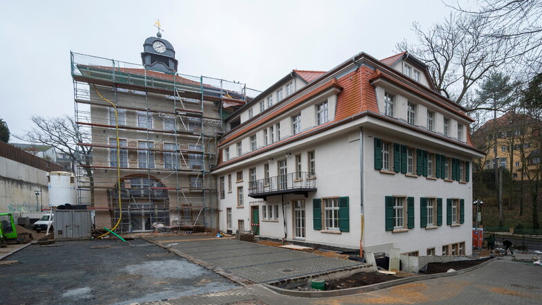 Das Wirtschaftsgebäude des ehemaligen Lahmann-Sanatoriums in Dresden besteht aus zwei Teilen. Im ersten (r.)  sind sieben Wohnungen jetzt bezugsfertig.