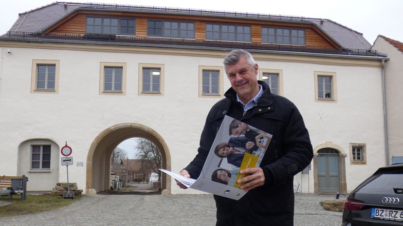 Vermögensberater Frank Lehder ist mit seiner Firma in das fertig sanierte Torhaus in Radibor eingezogen. Das Schloss befindet sich rechtsseitig hinter der Durchfahrt.