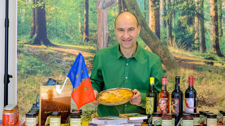 Norman Heinrich Schmorrde ist noch bis zum 28. Februar im Testladen zu finden, umgeben von rumänischem Wein, Marmeladen, Sirup, Honig, und anderen Spezialitäten.
