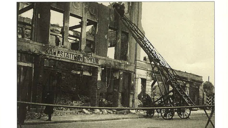 ehemals "Kaufstätte Merkus" einst Kaufhaus Schocken an der Elbbrücke. Beschädigt nach der Sprengung der Brücke, danach nach Brandschaden abgerissen.