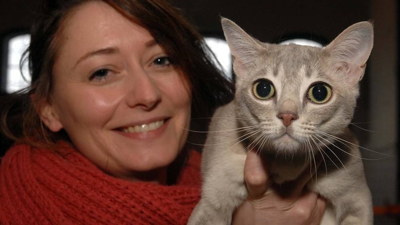 Manuela Kunath aus Pulsnitz mit ihrer Burmilla-Katze.
