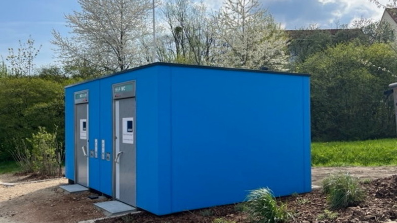 In diesem blauen Container am Parkplatz Burgker Straße befindet sich Freitals neue öffentliche Toilette.