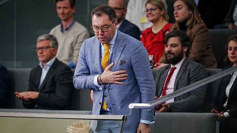 Der ehemalige ukrainische Botschafter Andrij Melnyk (l) und sein Nachfolger Oleksii Makeiev (vorne) nehmen an der Sitzung des Bundestags auf der Tribüne teil.