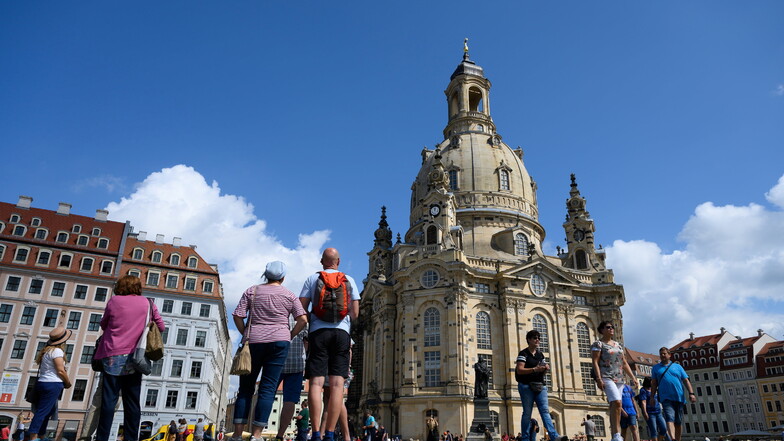 Seit dem Juni sind sie zurück und werden immer zahlreicher: Touristen in Dresden. Auch im Elbland verzeichnen Veranstaltungen wie die Hengstparade wieder mehr Gäste.