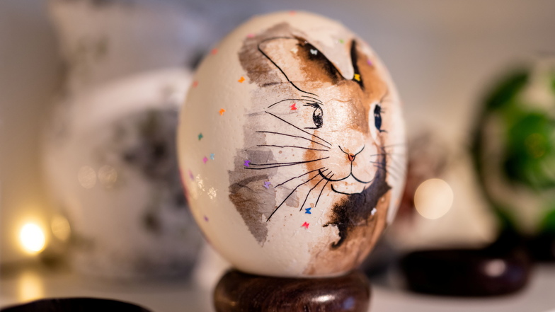Osterhase auf Straußen-Ei: Wenn das Serviettenbild auf die Ei-Oberfläche aufgepinselt und getrocknet ist, wird das Ganze noch lackiert.
