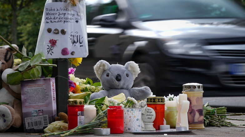 Blumen, Kerzen, Kuscheltiere und Abschiedsbriefe: Die Anteilnahme am Tod des Sechsjährigen, der im August 2020 von einem Auto erfasst wurde, war groß.