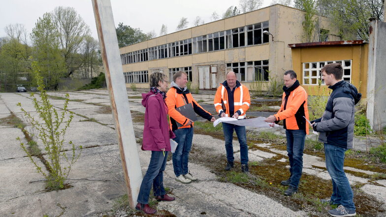 Hier wird abgerissen: Ingenieur Uwe Röllich (Mitte) zeigt Torsten Schulze (zweiter von rechts) und Andreas Peschel (zweiter von links) von der Bundesanstalt für Immobilienaufgaben eine Karte des Armeegeländes.
