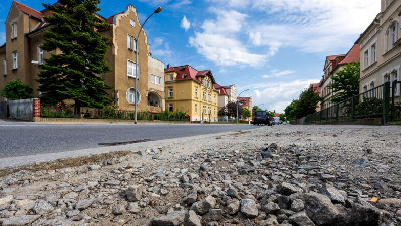 Viele Fußwege in Bautzen sind in schlechtem Zustand, wie dieser an der Stieberstraße. Eine Fußverkehrsstrategie gibt nun Hinweise, was in der Stadt verbessert werden sollte.
