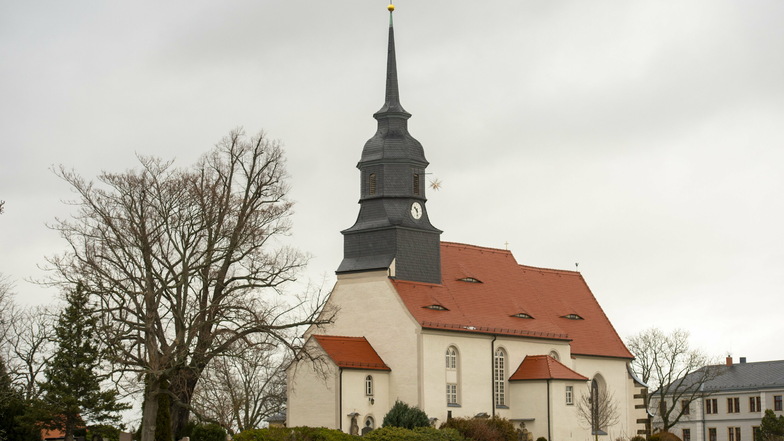 Die Reichenberger Dorfkirche steht auf einer kleinen Anhöhe im Unterdorf.