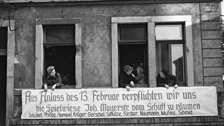 In der DDR galt der 13. Februar bald als „Kampftag für den Frieden“. Hausgemeinschaften wie diese im Jahr 1952 verpflichteten sich zu Arbeitseinsätzen, Arbeiter zur Norm-Übererfüllung. Die SED „gedachte“ der Toten auch , indem sie den Jahrestag als „Natio