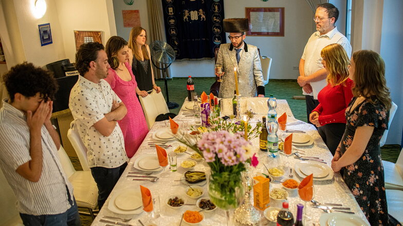 Auf den Schabbat-Gottesdienst, den Rabbiner Akiva Weingarten (Mitte) zelebriert, folgt das festliche Essen.
