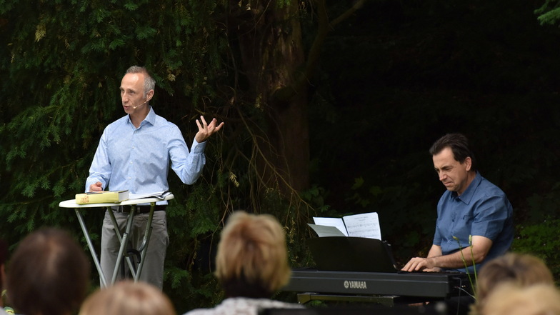 Uwe Becker (l.) und Christian Helm gehören mit Musik, Gedichten und Geschichten zu den Stammkünstlern auf der Gottleubaer Parkbühne.