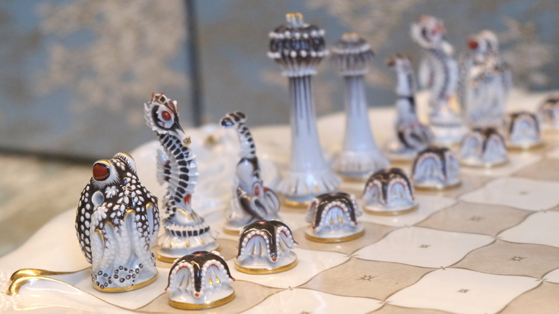 Das ungewöhnliche Schachspiel ist Teil der neuen Jahresausstellung, die ab 16. März im Porzellan-Museum zu erleben ist.