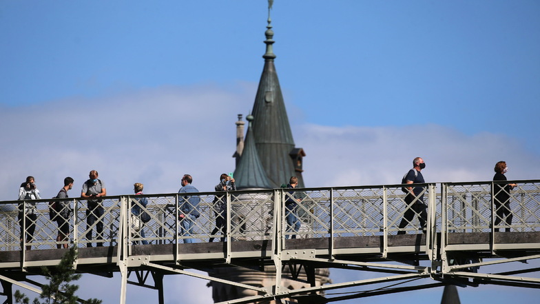 Touristen stehen auf der Marienbrücke vor Schloss Neuschwanstein. Dort soll der Angriff stattgefunden haben.