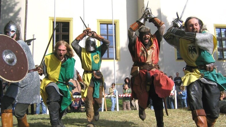 Die Fechtgruppe "Hartigo" ist beim Ritter-Spectaculum an der Mandaukaserne dabei.