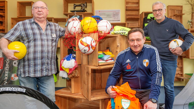 Detlef Peter (l.), Betreuer im Haus am Karswald in Arnsdorf, freut sich über die Fußballausrüstung. Überreicht wurde sie von Gojko Sinde (M.) und Michael Hoffmann vom Westlausitzer Fußballverband.